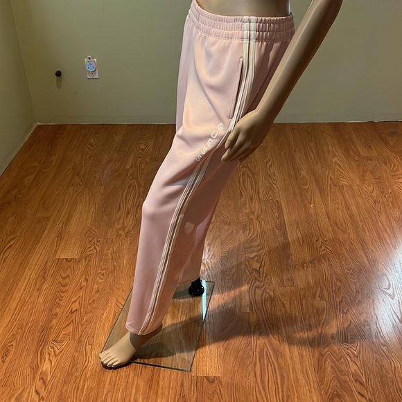 Guess Pink Sweatpants With Guess in White On Leg Size M - Picture 5 of 9